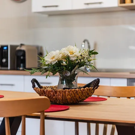 Bright L 15-min Walk To Center Apartment