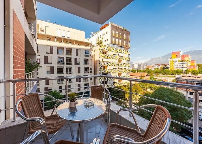 Bright L 15-min Walk To Center 公寓