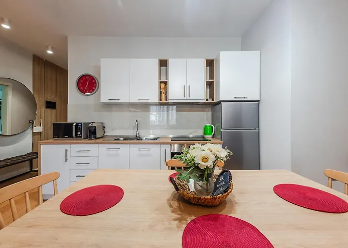 Bright L 15-min Walk To Center * 地拉那